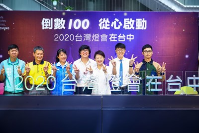 絕美彩繪花燈牆　台中公園變身光影遊樂園